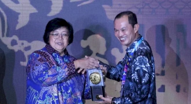 Wali Kota Palembang, Harnojoyo saat menerima Anugerah Adipura kategori kota Metropolitan dari Menteri LHK Siti Nurbaya di KLHK Selasa (28/2) lalu/ist