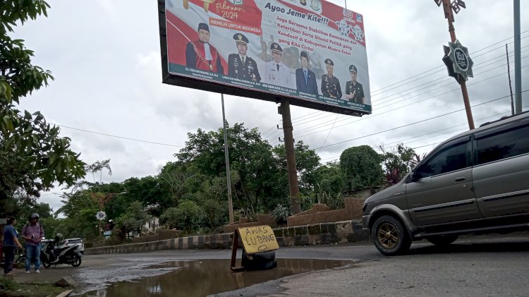 Air tampak menggenangi badan jalan lintas Prabumulih - Muara Enim yang mengalami kerusakan. (Noviansyah/RmolSumsel.id)