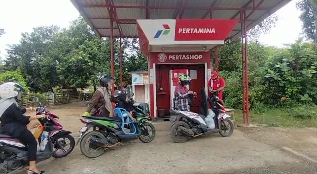 Pelanggan Pertashop 24.313.91 terlihat mengantre untuk mendapatkan BBM jenis Pertamax . (Noviansyah/RmolSumsel.id)