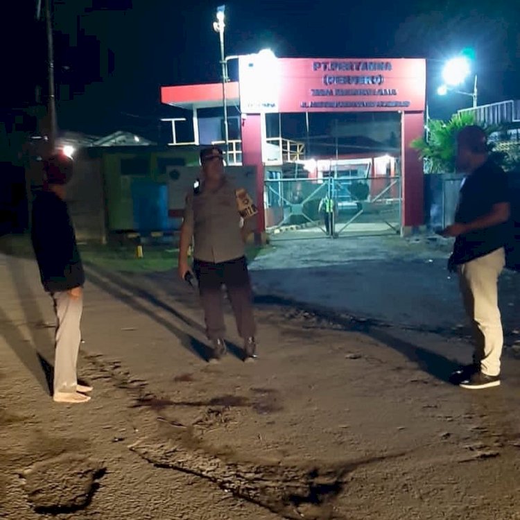 Anggota piket SPKT Polrestabes Palembang lakukan olah TKP aksi tawuran yang menewaskan satu remaja 18 tahun pada Rabu (1/3) dini hari.( Dok. Satreskrim Polrestabes Palembang)