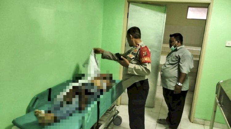 Petugas kepolisian Polsek SU I saat melihat jenazah korban penusukan di warung Jalan Rycadudu, Kecamatan Seberang Ulu I, Kamis (2/3/2023) sore. (Dok. Polsek SU I Palembang.)