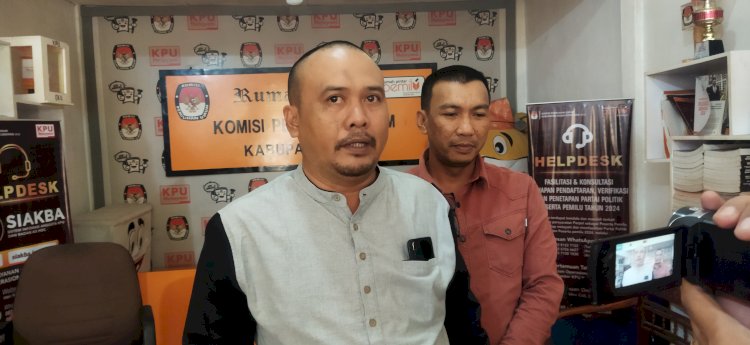 Ketua KPU OKU, Naning Wijaya didampingi Komisioner Devisi Teknis, Yudi Risandi. (Amizon/Rmolsumsel.id)