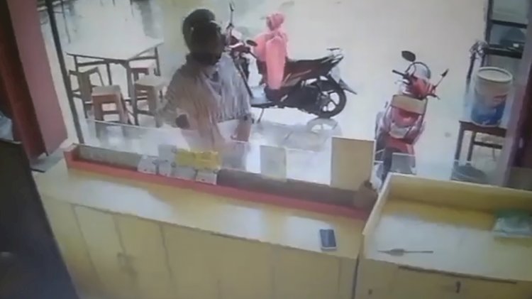 Tangkapan layar saat seorang wanita mengambil handphone diwarung penjualan ayam geprek . (Tangkapan Layar Medsos)