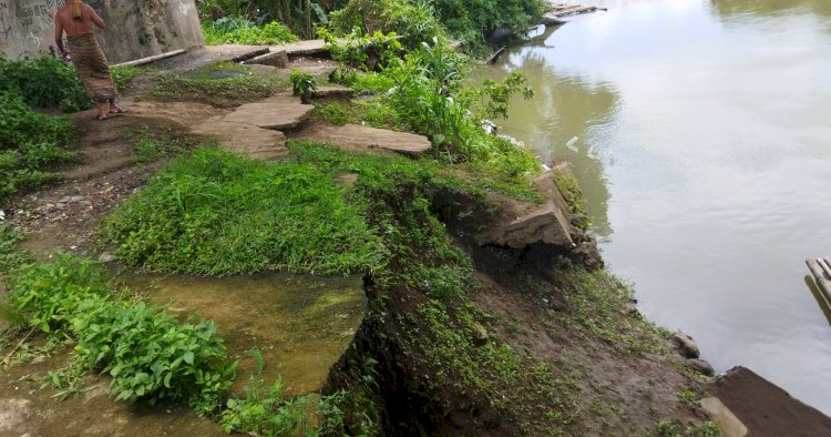 Beronjong Jembatan Ogan Laya di Kabupaten OKU yang ambruk belum tersentuh perbaikan/Foto:Amizon