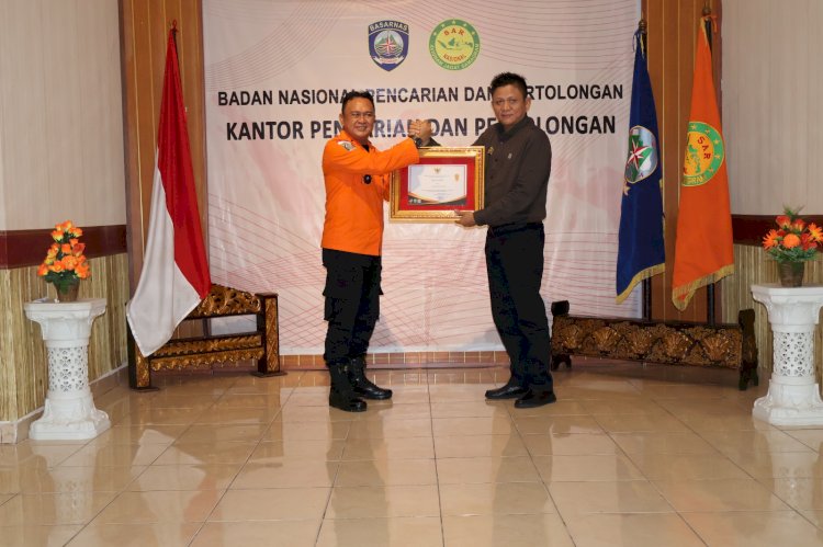 Kepala Basarnas Palembang Hery Marantika saat menyerahkan piagam penghargaan SAR Awards kepada Bupati OKU Timur Lanosin/ist.