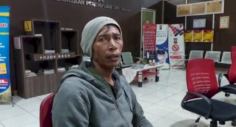 Samiran (40) ketika membuat laporan di Sentra Pelayanan Kepolisian Terpadu (SPKT) Polrestabes Palembang, Kamis (2/3/2023) malam. (Ist/Rmolsumsel.id). 
