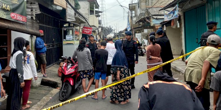 Jalan Tanah Merah Bawah RT012/ RW09, Rawa Badak Selatan, Koja, Jakarta Utara, lokasi kebakaran Depo Pertamina Plumpang, ditutup petugas.(Rmol.id)
