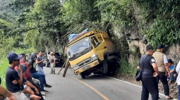 Truk logistik ringsek akibat menabrak dinding tebing/ist
