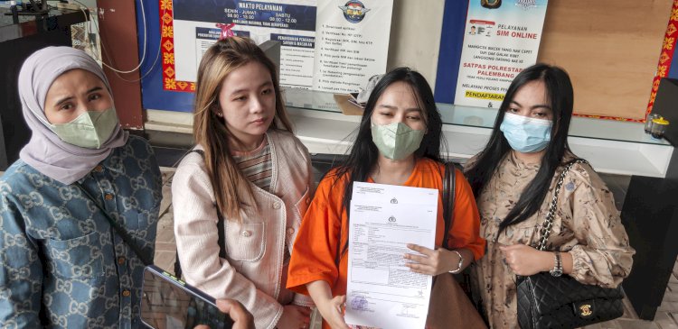 Empat korban penipuan arisan online yang dilakukan oleh selebgram Palembang, Nita Kings melapor ke Polrestabes Palembang, Jumat (3/3/2023).( Adamrachman/Rmolsumsel.id)