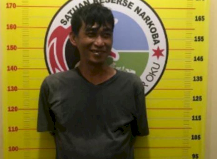Pelaku saat diamankan pihak kepolisian. (Ist/Rmolsumsel.id). 