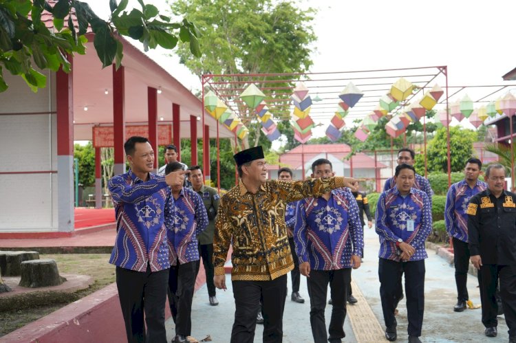 Kakanwil Kemenkumham Sumsel, Ilham Djaya saat berkunjung ke Lapas IIB Kayuagung. (ist/rmolsumsel.id)