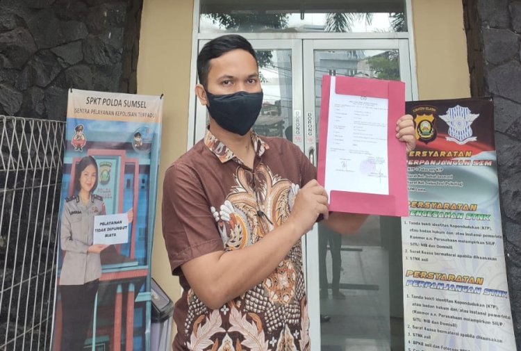 Welly Anggara SH MH kuasa hukum Putri Bella Pertiwi menunjukan bukti laporan polisi kepada wartawan/ist.