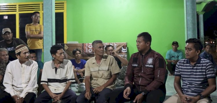 Kapolres Musi Rawas saat melaksanakan patroli dengan menyambangi warga. (ist/rmolsumsel.id)