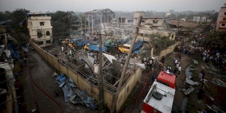 Potret pabrik oksigen Bangladesh yang mengalami kerusakan parah, setelah meledak pada Sabtu, 4 Maret 2023/AP