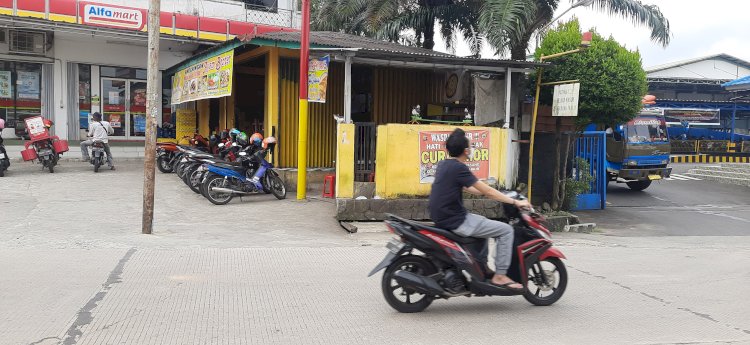 Lokasi kejadian polisi ditusuk penjual Roti Bakar di Jalan HBR Motik, depan pabrik Indomie . (Fauzi/RmolSumsel.id)