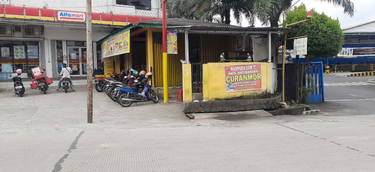  Lokasi kejadian polisi ditusuk penjual Roti Bakar di Jalan HBR Motik, depan pabrik Indomie . (Fauzi/RmolSumsel.id)