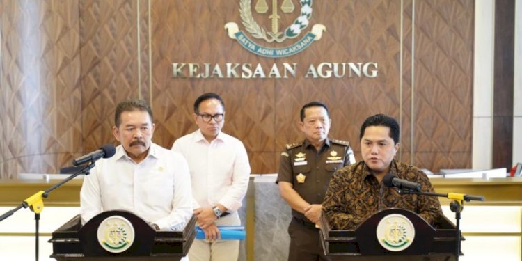 Menteri Badan Usaha Milik Negara (BUMN), Erick Thohir dan Jaksa Agung RI, ST Burhanuddin di Gedung Kejaksaan Agung, Jakarta Selatan, Senin (6/3)/Net