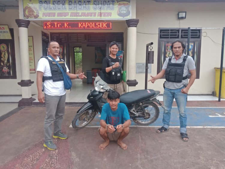 Pelaku saat diamankan pihak kepolisian. (Ist/Rmolsumsel.id). 