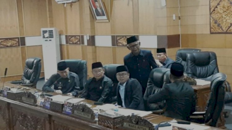 Suasana paripurna di gedung DPRD OKU, Senin (6/3) malam   