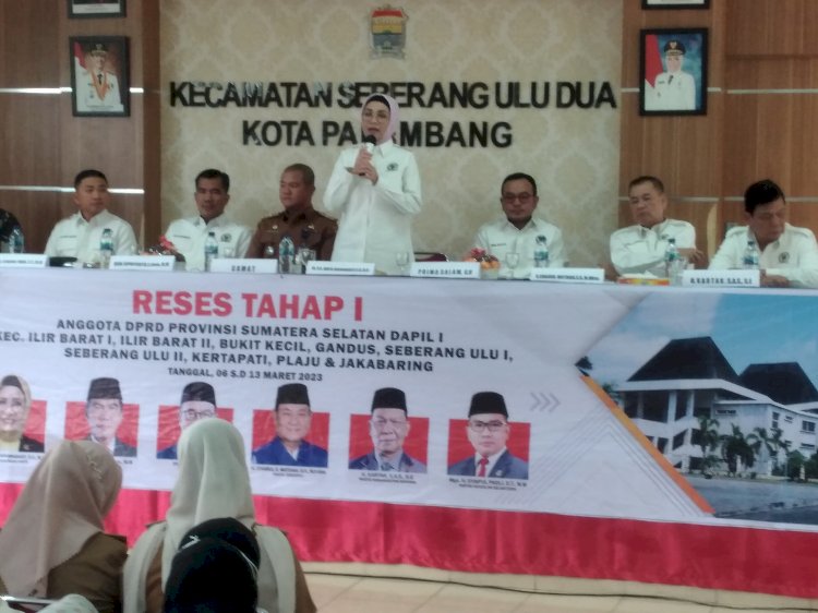 ketua DPRD Sumatera Selatan Anita Noeringhati saat melakukan reses tahap 1  anggota DPRD Sumsel Dapil 1 kota Palembang, di kantor Camat SU II Palembang, Selasa (7/3).  (Dudy Oskandar/rmolsumsel.id)