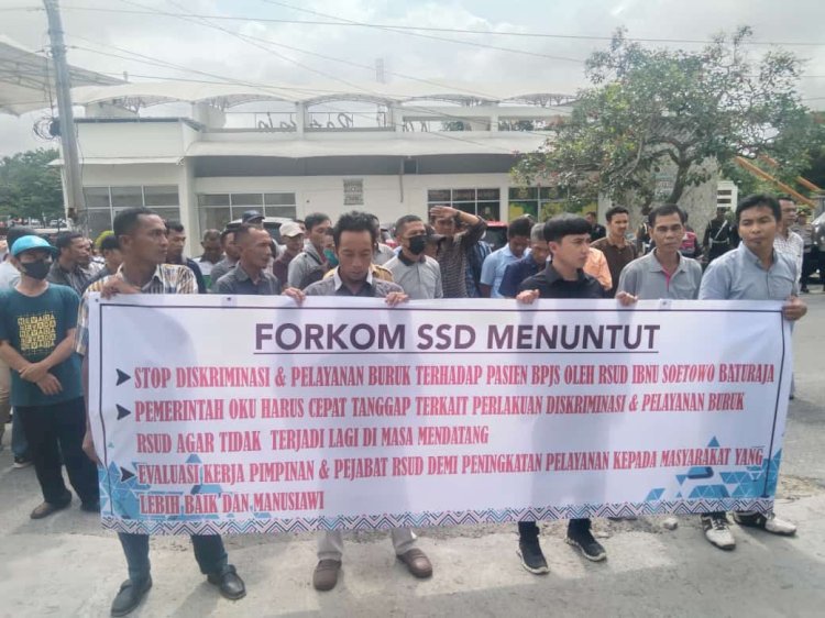 Ratusan massa yang tergabung dalam Forum Komunikasi Sumsel Bersatu, mendatangi  RSUD Ibnu Sutowo di kota Baturaja, Kabupaten Ogan Komering Ulu (OKU), karena buruknya pelayanan pasien  peserta BPJS di rumah sakit tersebut. (Amizon/RmolSumsel.id)