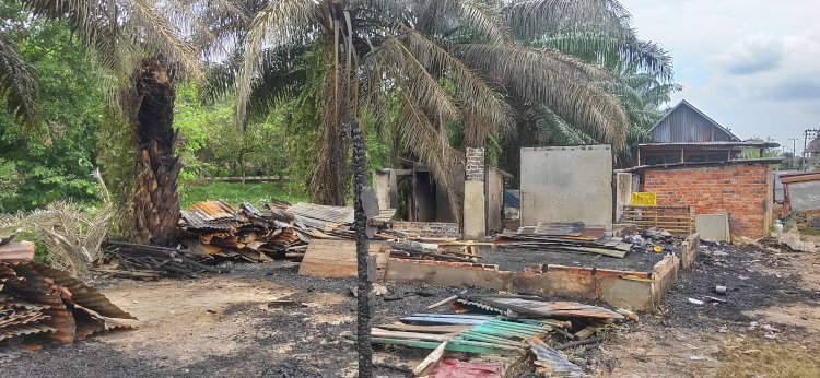 Dua rumah semi permanen dilahap si jago merah pada Selasa (7/3/2023). (Adamrachman/Rmolsumsel.id)