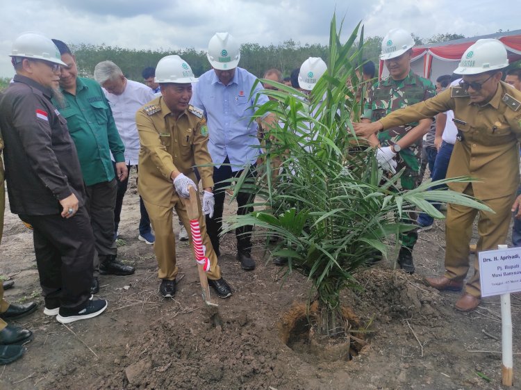 Pj Bupati Muba Apriyadi melakukan penanaman perdana kelapa sawit di kebun plasma masyarakat yang dibangun PT GPI. (Amarullah Diansyah/Rmolsumsel.id). 