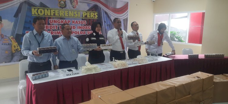 Wadir Reskrimsus Polda Sumsel AKBP Putu Yudha saat memimpin pres rilis ungkap kasus rokok ilegal tanpa pita Cukai. (Fauzi/RmolSumsel.id)
