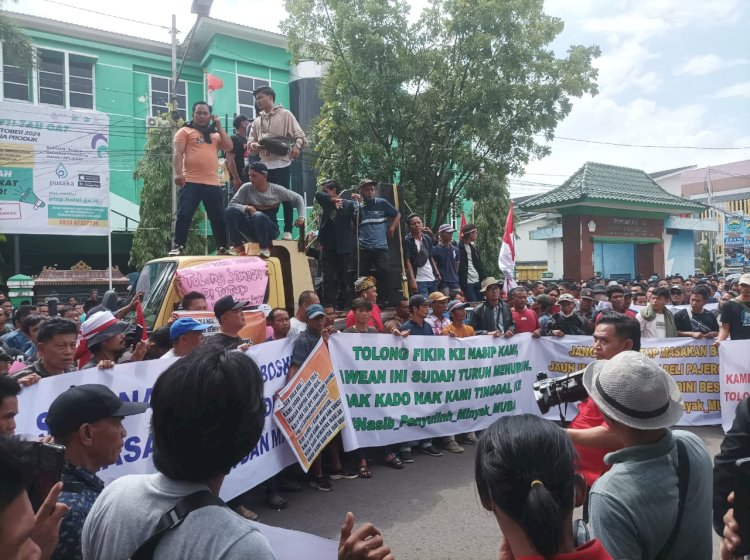 Suasana aksi ratusan perwakilan masyarakat Muba yang berlangsung di depan Pemprov Sumsel, Rabu (8/3). (Alwi Alim/RmolSumsel.id)