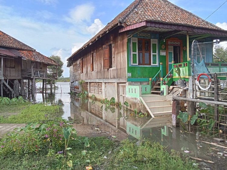 Curah hujan tinggi sebabkan Danau Padang di PALI meluap dan merendam ratusan rumah warga disekitarnya/ist.