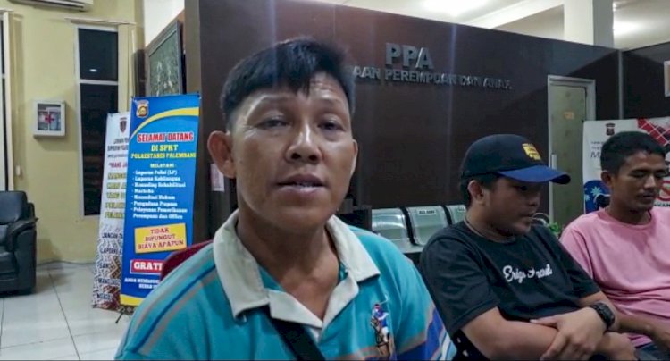  Aprizal (35) saat membuat laporan di SPKT Polrestabes Palembang pada Selasa (7/3/2023). (Adam Rachman/Rmolsumsel.id)