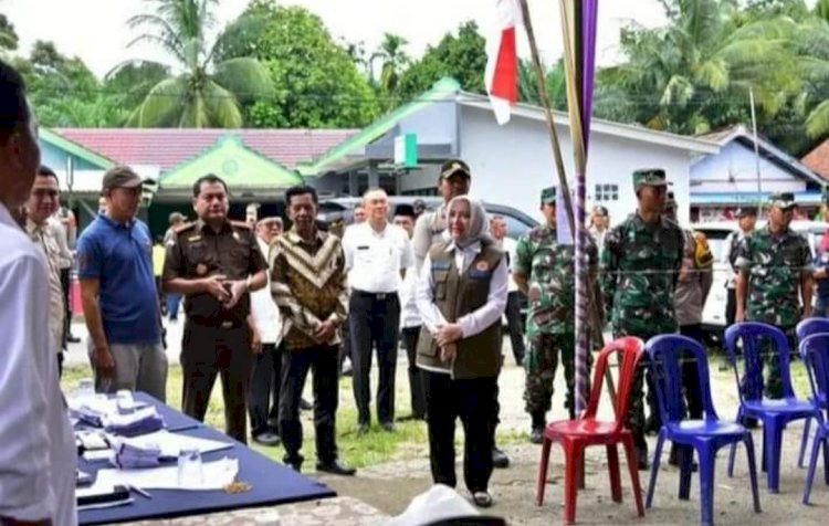 Bupati Musi Rawas, Hj Ratna Machmud meninjau TPS Pilkades/ist