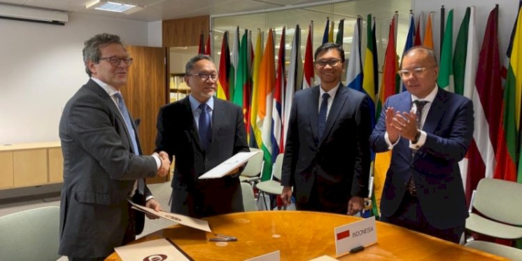 Menteri Perdagangan Zulkifli Hasan (dua dari kiri) usai menandatangani Persetujuan Kopi Internasional (International Coffee Agreement/ICA) 2022 di Sekretariat International Coffee Organization (ICO) London, Inggris/Ist