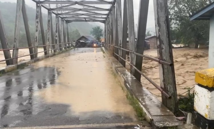 Luapan air dari sungai menutupi jembatan dan membuat akses Jalan Lahat-Pagaralam terputus/repro