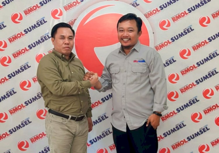 Ketua DPC Demokrat PALI, Devi Harianto (kiri) bersama Koordinator Editor Kantor Berita RMOL Sumsel , Eko Prasetyo (kanan). (ist/rmolsumsel.id)