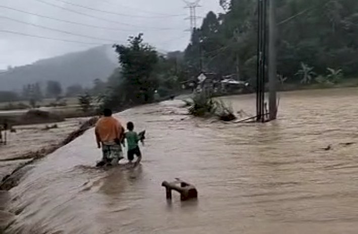 Luapan air dari Sungai Lematang di Kabupaten Lahat menyebabkan banjir/repro