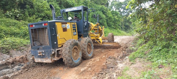 Dinas PUPR Muna melakukan perbaikan jalan di sejumlah desa di Kecamatan Jirak Jaya/ist.