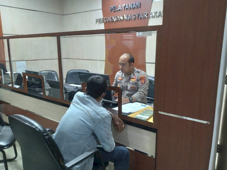 Orang tua pasien RSUD Bari Palembang saat membuat laporan polisi di Polda Sumsel/ist.