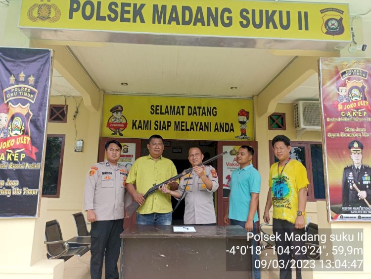 Penyerahan senpi rakitan oleh warga di Polsek  Madang Suku II,Kabupaten OKU Timur, Sumatera Selatan. (dok. Polisi)