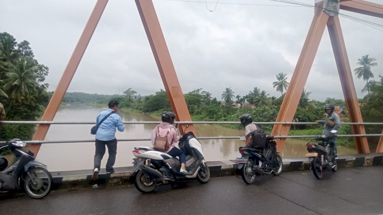 Jembatan Lubes, Kelurahan Tungkal, Kecamatan Muara Enim, Kabupaten Muara Enim, Sumatera Selatan masih dalam kondisi normal pasca banjir bandang yang menghantam Kabupaten Lahat, Kamis (9/3/2023). (Noviansyah/RmolSumsel.id)