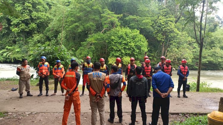 Tim Rescue dari Basarnas Palembang diterjunkan ke lokasi banjir bandang di Lahat/ist
