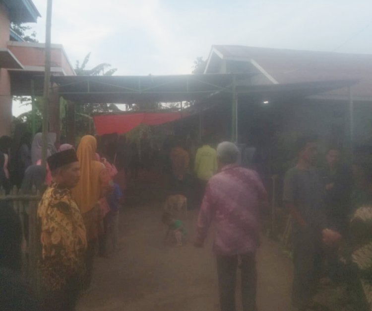 Warga melayat di kediaman Habibi yang menjadi korban tanah longsor/ist