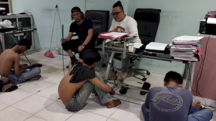 Tiga remaja yang diamankan anggota Unit I Subdit III Jatanras Polda Sumsel saat cari lawan tawuran di Jalan Celentang Kalidoni Palembang. (Fauzi/RmolSumsel.id)