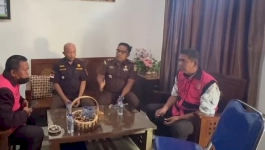 Tim penyidik Kejari OKU Selatan, menahan dua tersangka mantan Kepala Dinas Lingkungan Hidup (DLH) Kabupaten Ogan Komering Ulu (OKU) Selatan, Umar Safari dan mantan Bendaharanya, Hardiansyah Ibnu Setiawan terkait kasus dugaan korupsi dana sampah.(ist/rmolsumsel.id)   