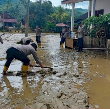 Jajaran Polda Sumsel membantu warga yang terdampak banjir bandang di Kabupaten Lahat, Sumatera Selatan. (ist/RmolSumsel.id)