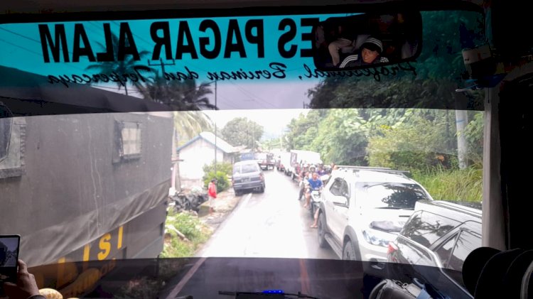 Jalur Lintas Utama Pagar Alam -Lahat via Desa Tanjung Sirih Kecamatan Pulau Pinang Lahat terpantau padat setelah sebelumnya terputus akibat diterjang banjir bandang. (Taufik/RmolSumsel.id)