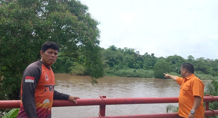 Petugas BPBD Kabupaten Musi Rawas melakukan peninjauan dan pengecekan kondisi air sungai.(foto Istimewa)