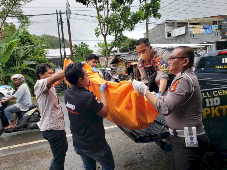 Pihak kepolisian melakukan evakuasi terhadap jenazah pria tanpa identitas di OKU/Ist.