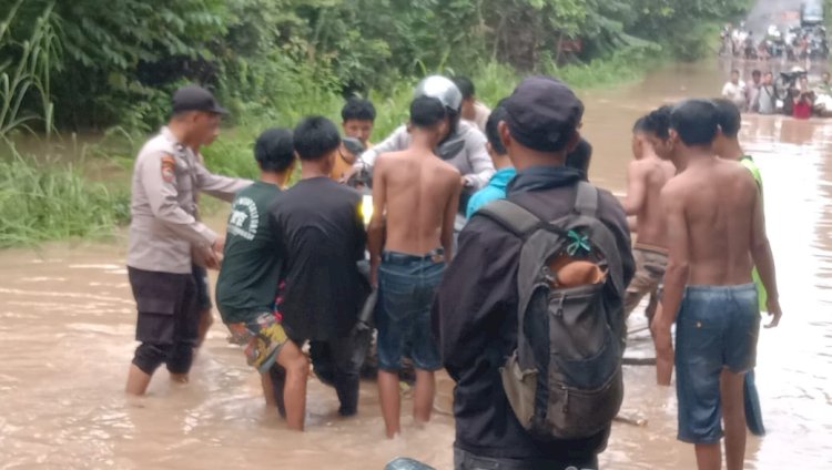 Kendaraan motor yang melintas di jalan penghubung di Desa Tambangan BTS Ulu terendam banjir/ist