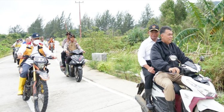 Karena lokasi bencana tak bisa dilalui roda empat, akhirnya Menko PKM Muhadjir Effendy dibonceng sepeda motor, disusul Menteri PUPR Basuki Hadimuljono di belakangnya/Ist